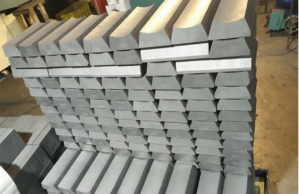 Large graphite block for heavy-duty industrial equipment and precision forming